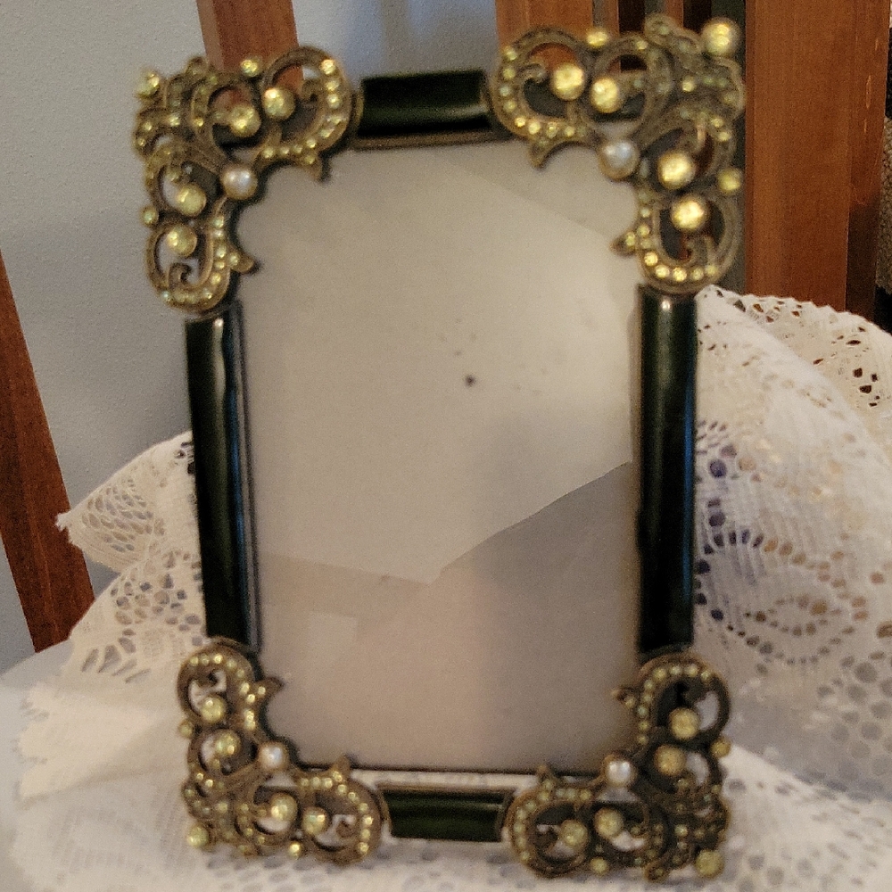 Pearl Gemstone Vintage Frame